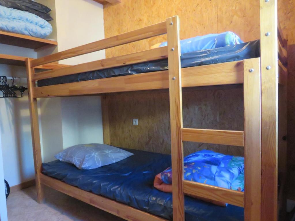 Palanda nebo palandy na pokoji v ubytování Gîtes des Deux Vallées Chalet avec vue imprenable