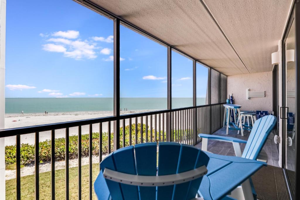 サニベルにあるSundial A306のビーチの景色を望むバルコニー(テーブル、椅子付)