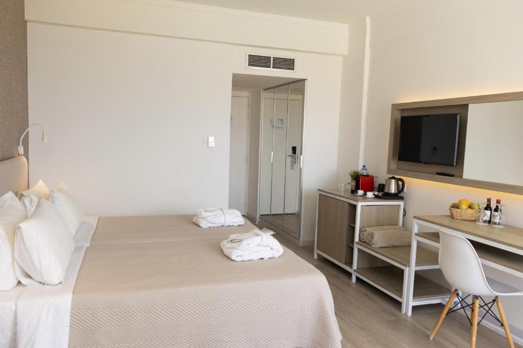 Postel nebo postele na pokoji v ubytování Venus Beach Hotel