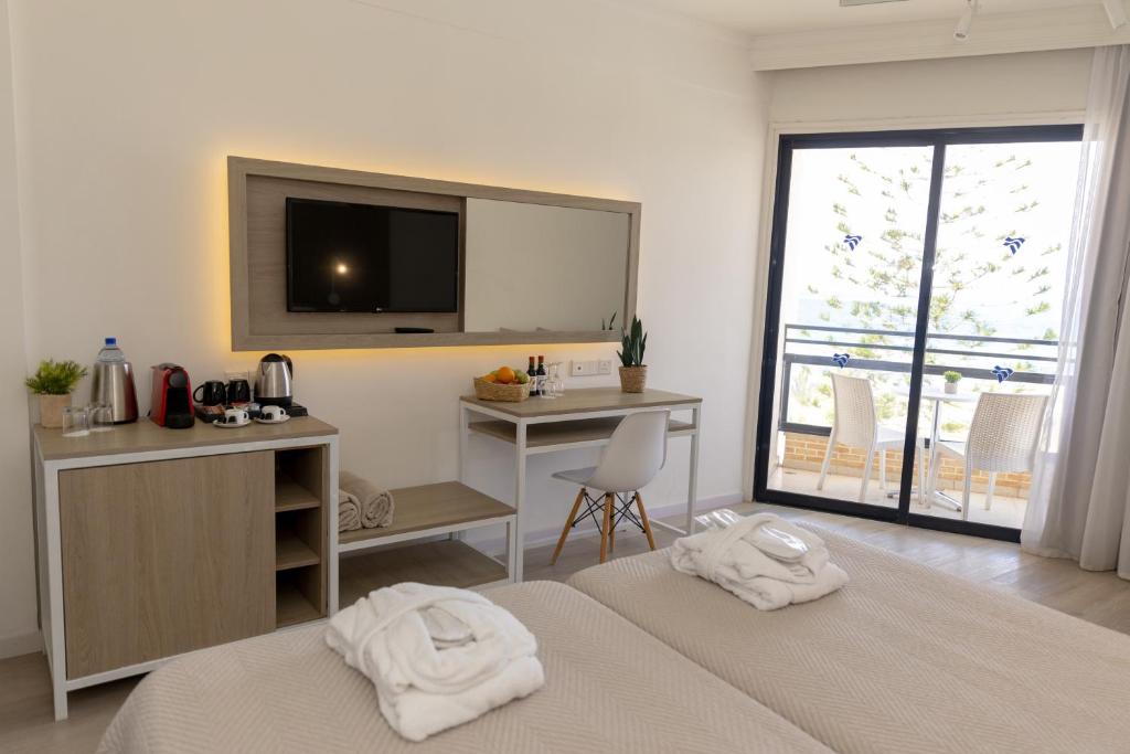 Postel nebo postele na pokoji v ubytování Venus Beach Hotel