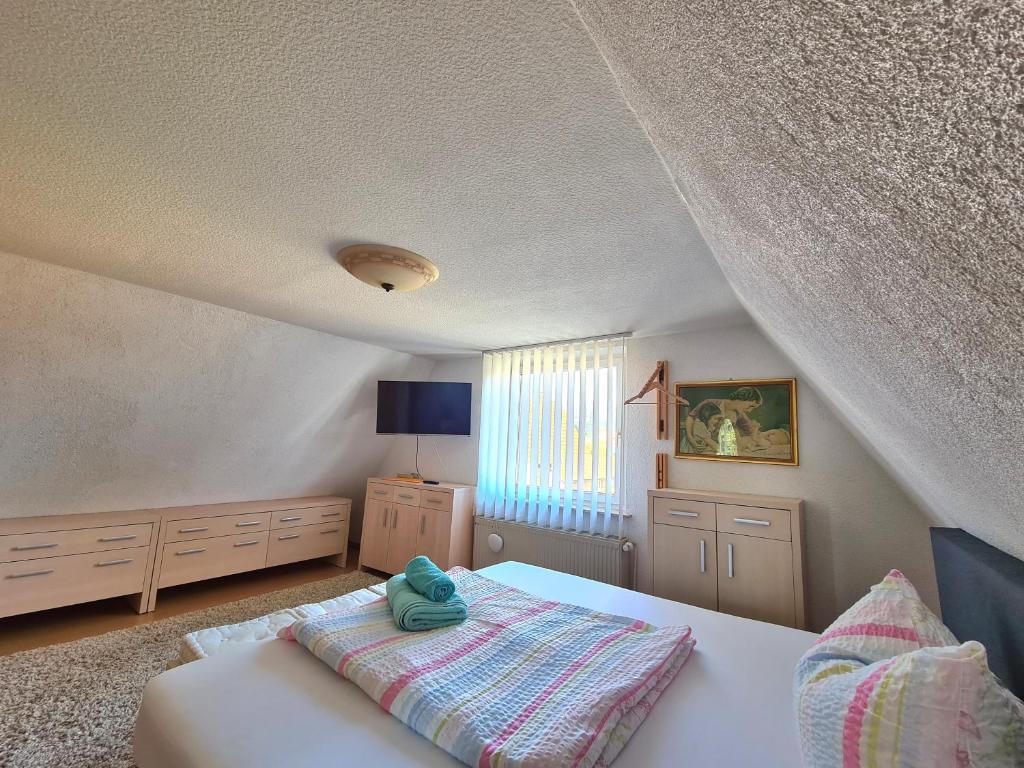 Giường trong phòng chung tại Ruhiges Stadtdomizil - Wohnkomfort in der Vier-Tore-Stadt