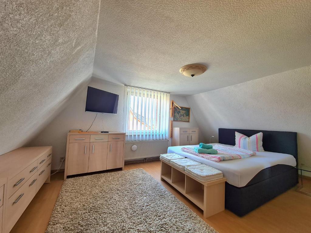 une petite chambre avec un lit et une fenêtre dans l'établissement Ruhiges Stadtdomizil - Wohnkomfort in der Vier-Tore-Stadt, à Neubrandenbourg
