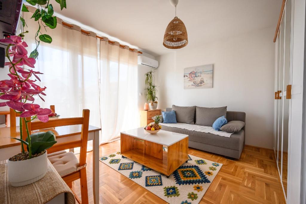 una sala de estar con un sofá y una mesa en Tesla FlyInn, en Belgrado