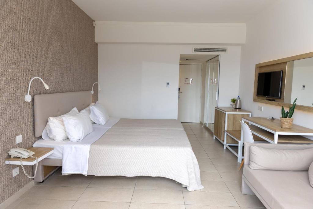 Postel nebo postele na pokoji v ubytování Venus Beach Hotel