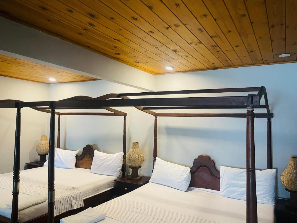 Postel nebo postele na pokoji v ubytování Suncoast Beach Hotel