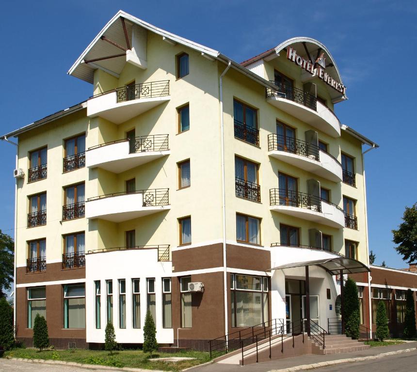 a large white building with balconies at Hotel Everest in Târgu-Mureş