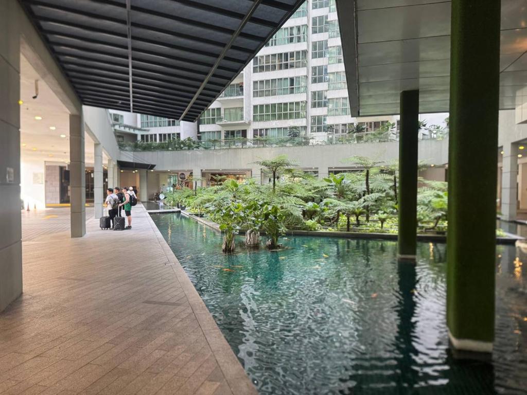 Bazén v ubytování KL Infinity Luxury Skypool hostel nebo v jeho okolí
