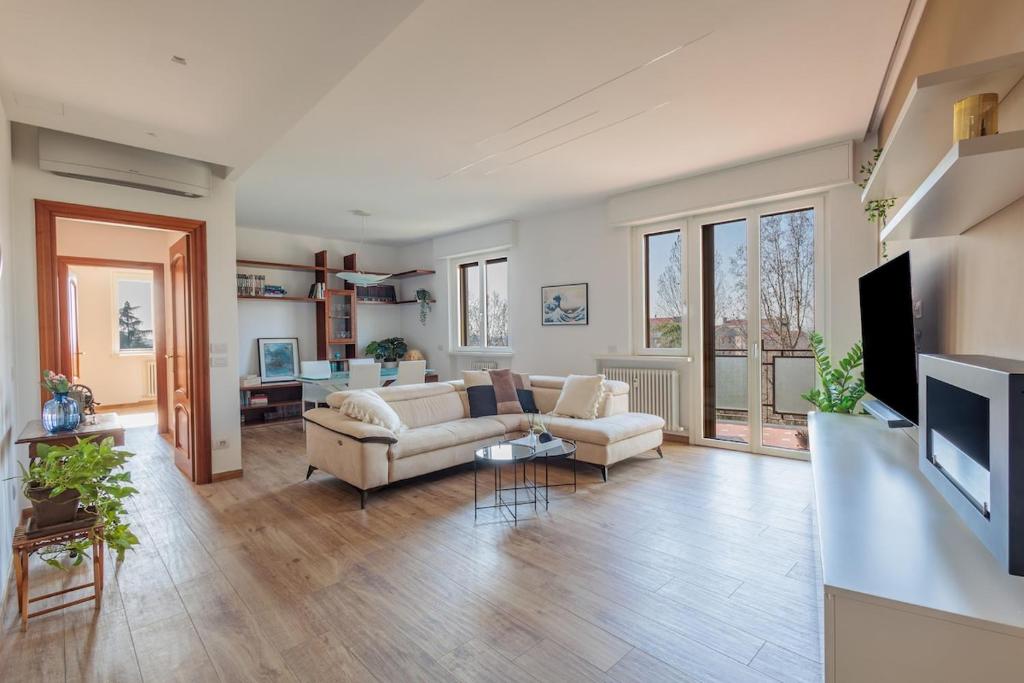 a living room with a couch and a tv at Appartamento tra Milano, Bergamo e Brescia in Treviglio