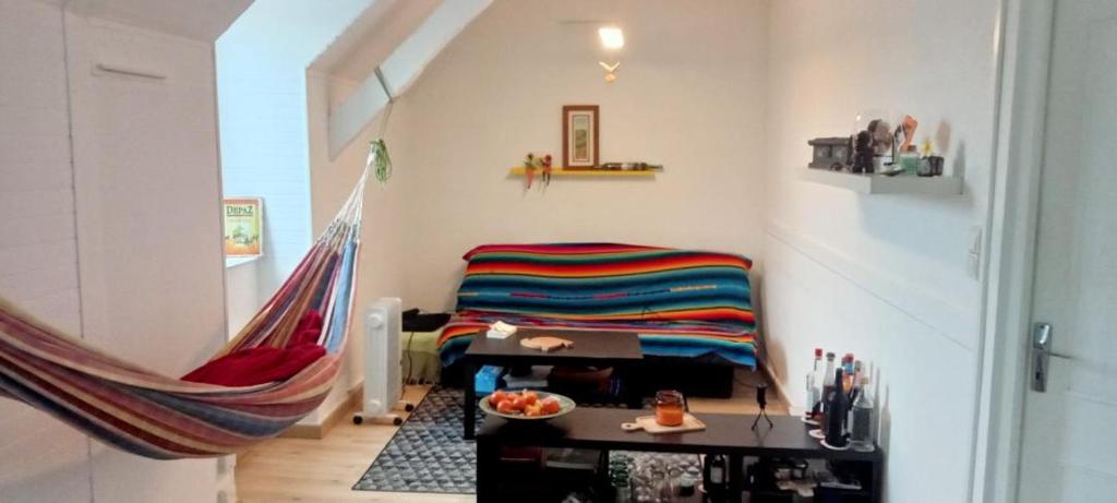 Cette chambre comprend un lit et un hamac. dans l'établissement T2 Petit nid douillet proche de la plage et la ville close, à Concarneau