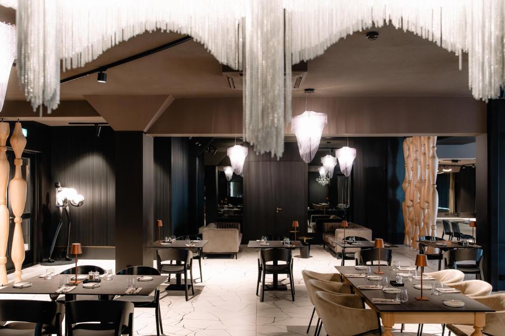 restauracja ze stołami, krzesłami i żyrandolami w obiekcie Comfort by Trio w mieście Białystok