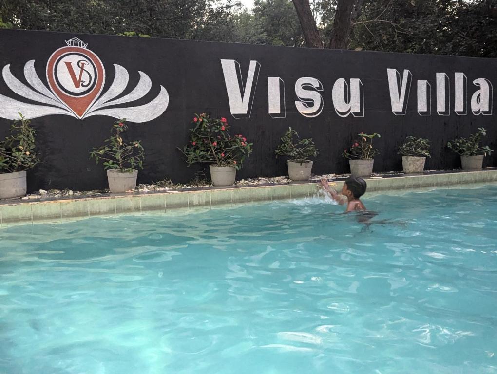 Bazén v ubytování VISU VILLA hotel nebo v jeho okolí