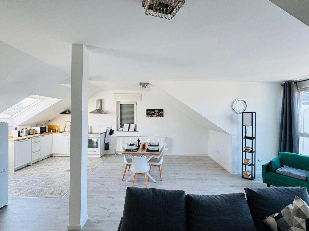 ein Wohnzimmer mit Sofa und Tisch in der Unterkunft 23-schöner Wohnen, großes Apartment für 5-6 Personen in super Lage in Duisburg