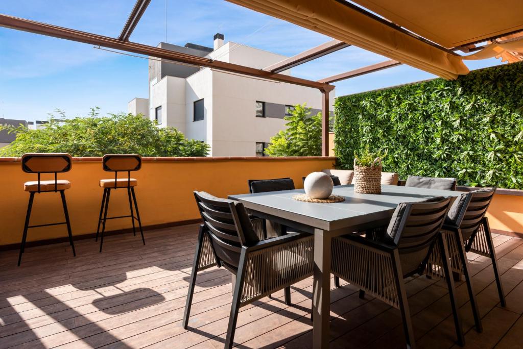 eine Terrasse mit einem Tisch und Stühlen auf dem Dach in der Unterkunft Casa Gabriel La Cala de Mijas in La Cala de Mijas