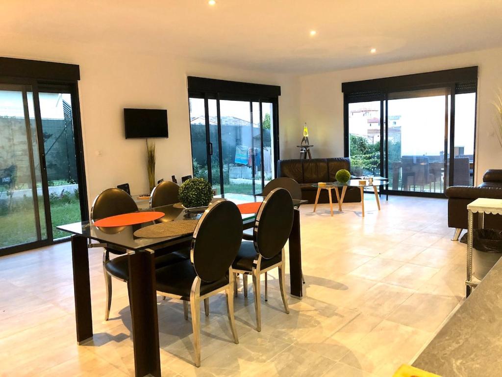 - un salon avec une table à manger et des chaises dans l'établissement Villa La Mer new apartment 75 m2 very quiet, à Cagnes-sur-Mer