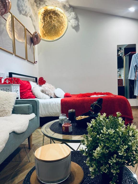 un salon avec un canapé et une table dans l'établissement GI-AZ f, à Bondy