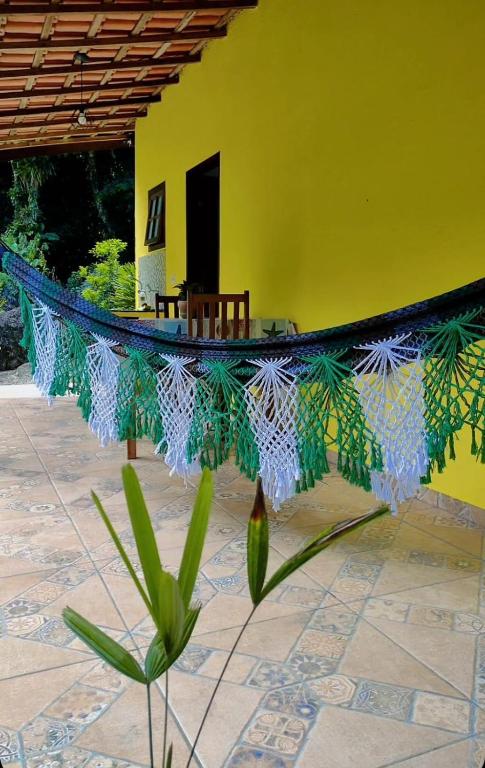 a net on the side of a house at Recanto da Margo 1, casa com acesso a cachoeira in Paraty