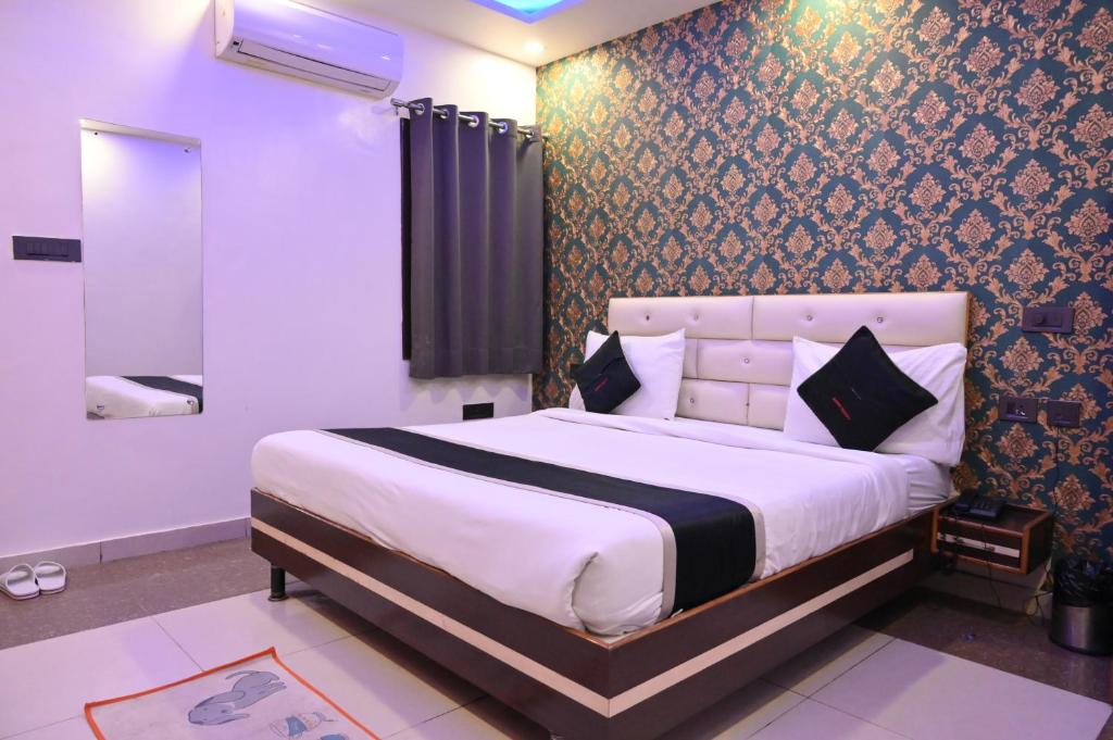 una camera da letto con un letto grande in una stanza di Riddhi Palace a Lucknow