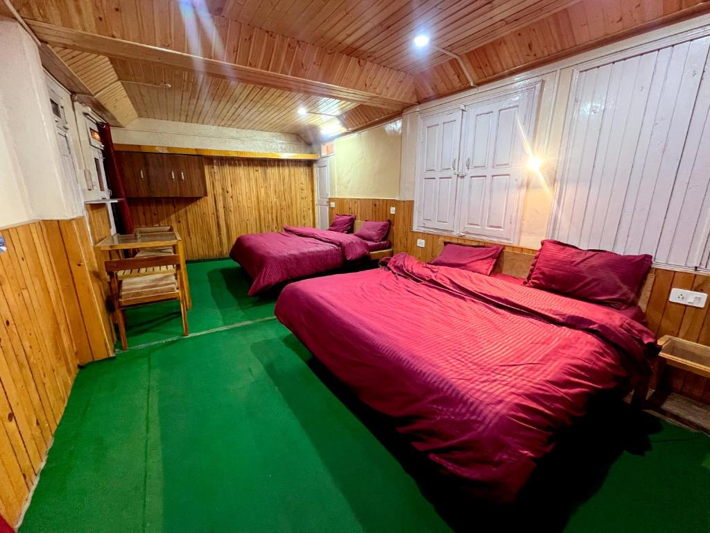 Postel nebo postele na pokoji v ubytování Kasolbackpackers