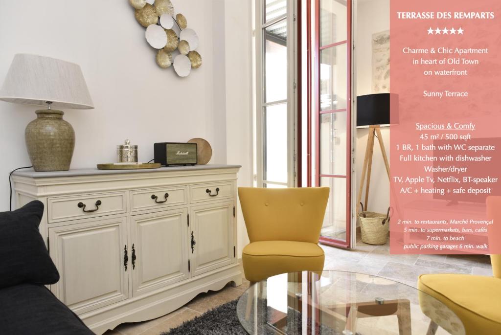 un salon avec une chaise jaune et une table dans l'établissement TDR - Fabulous - 5 STARS Terrace - 4pax Old Town, à Antibes
