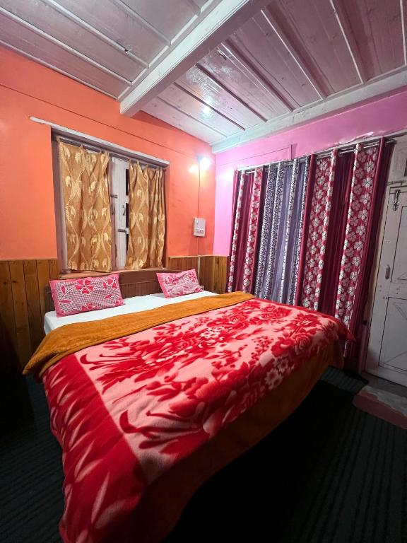 Postel nebo postele na pokoji v ubytování Kasolbackpackers