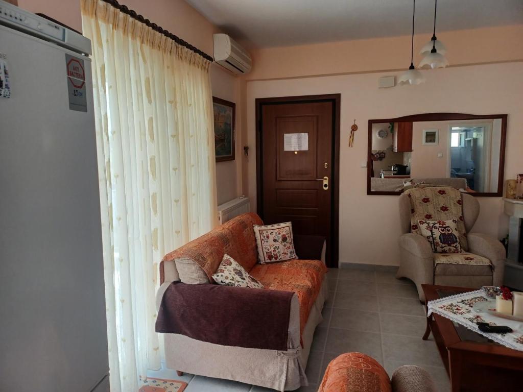 Posezení v ubytování Gerakini 2BR Apt with Shared Pool