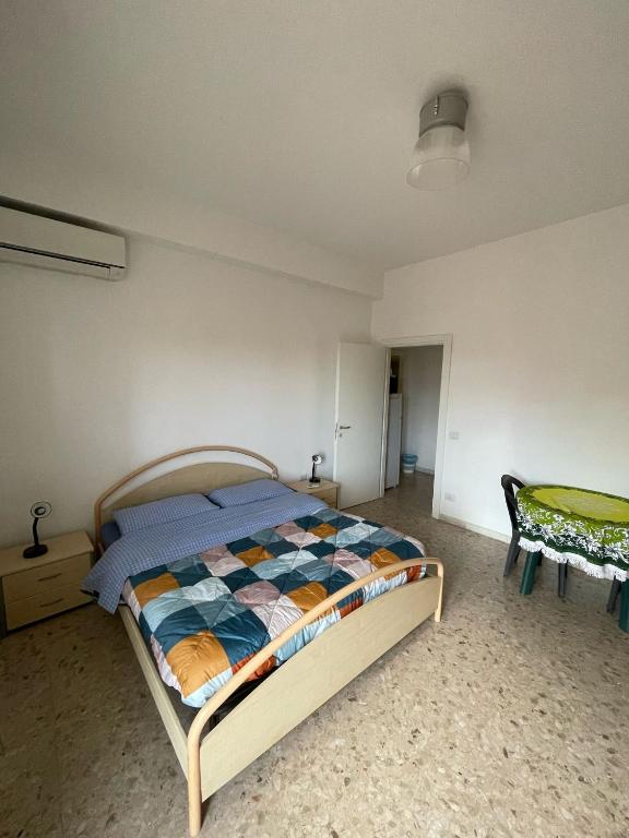 Un dormitorio con una cama, una mesa y una silla. en Affittacamere Santa Lucia, en San Benedetto del Tronto