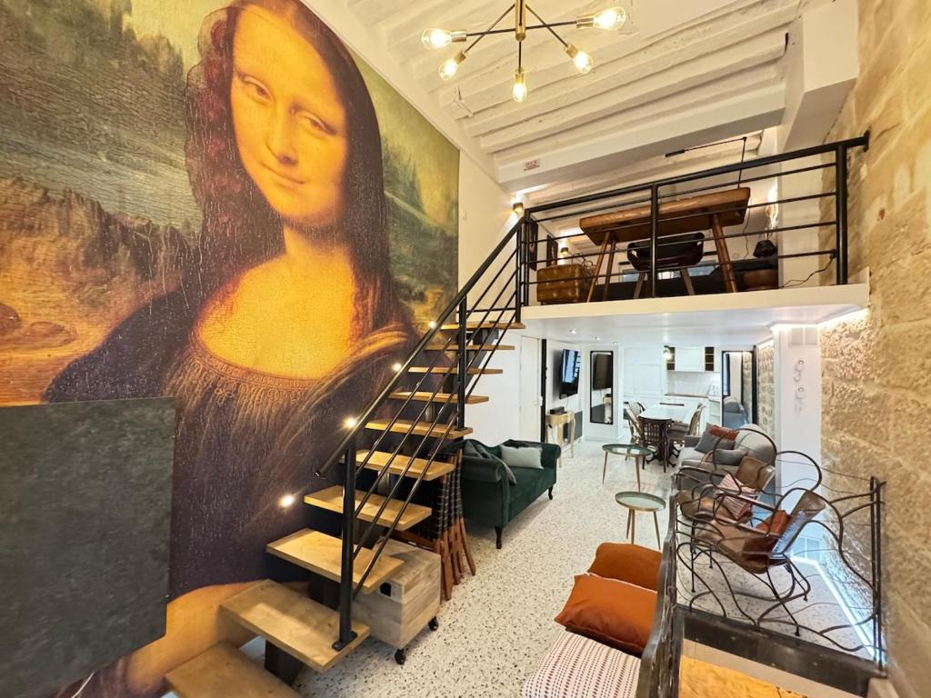 un escalier dans une pièce ornée d'une grande peinture représentant une femme dans l'établissement MONA LiSA - 110 m2 Luxury flat in Le Marais - AC, à Paris