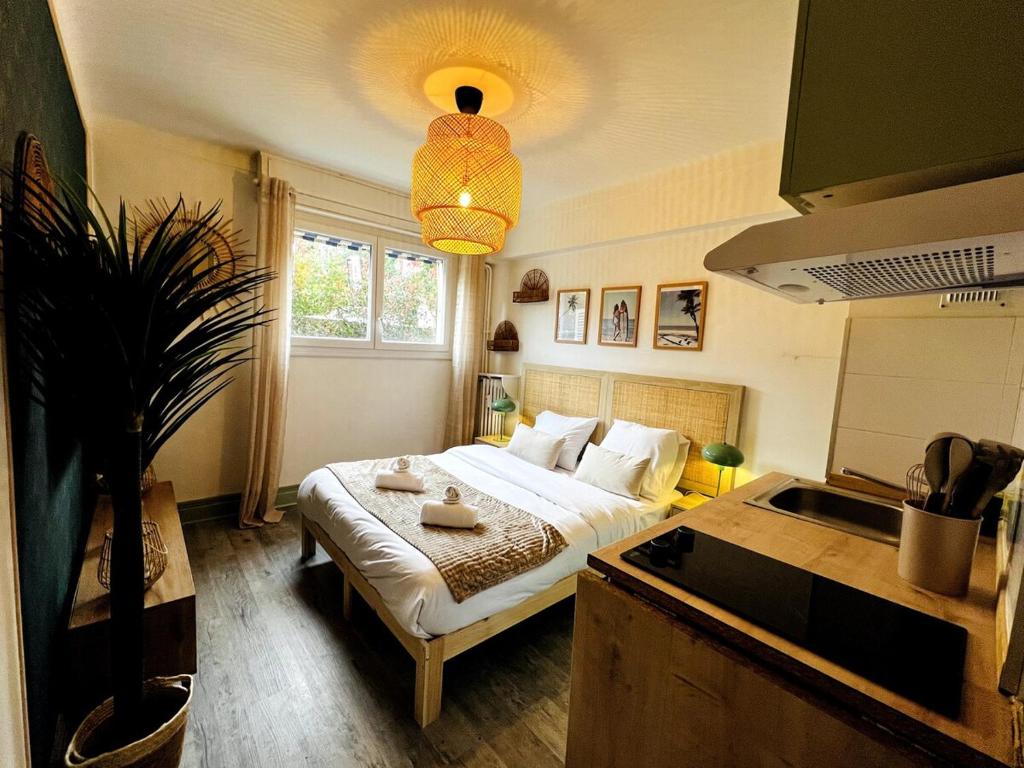 Un dormitorio con una cama y una planta en maceta. en Golden Beach Studio Cannes, en Cannes
