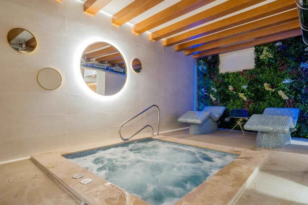 Bazén v ubytování Santa Clara Urban Hotel & Spa nebo v jeho okolí