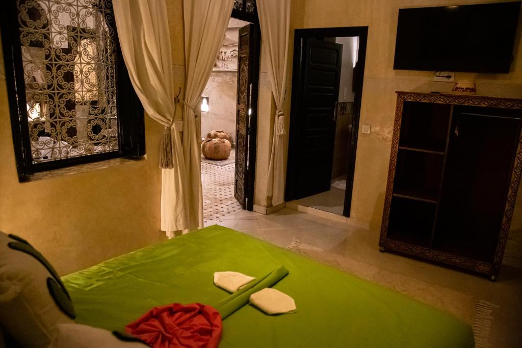 Postel nebo postele na pokoji v ubytování RIAD Dar ZOMOROD