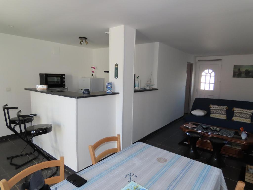 un salon avec un canapé et une table dans l'établissement Mon Refuge, à Le Port-des-Barques