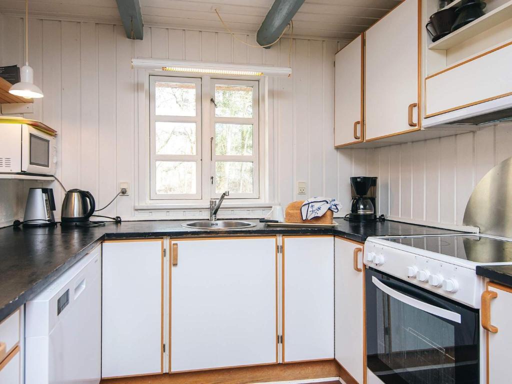 Kuchyň nebo kuchyňský kout v ubytování 14 person holiday home in Ulfborg