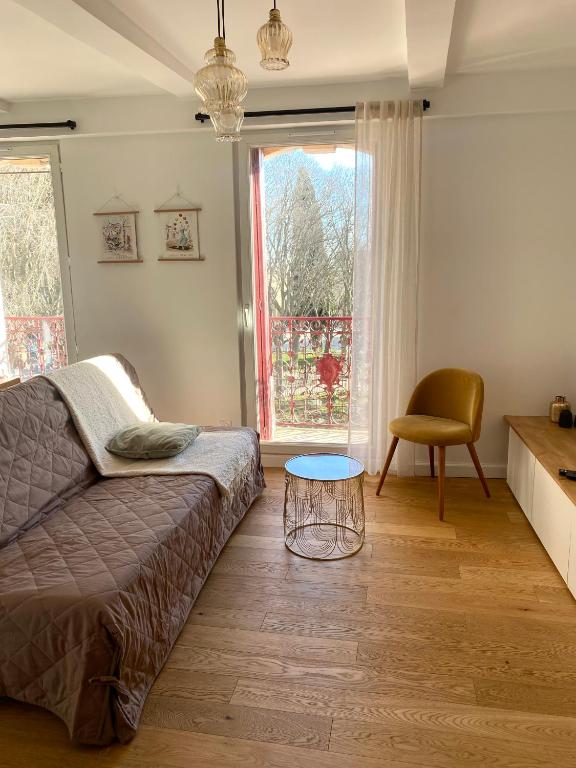 un salon avec un canapé et une table dans l'établissement La belle vue, à Béziers