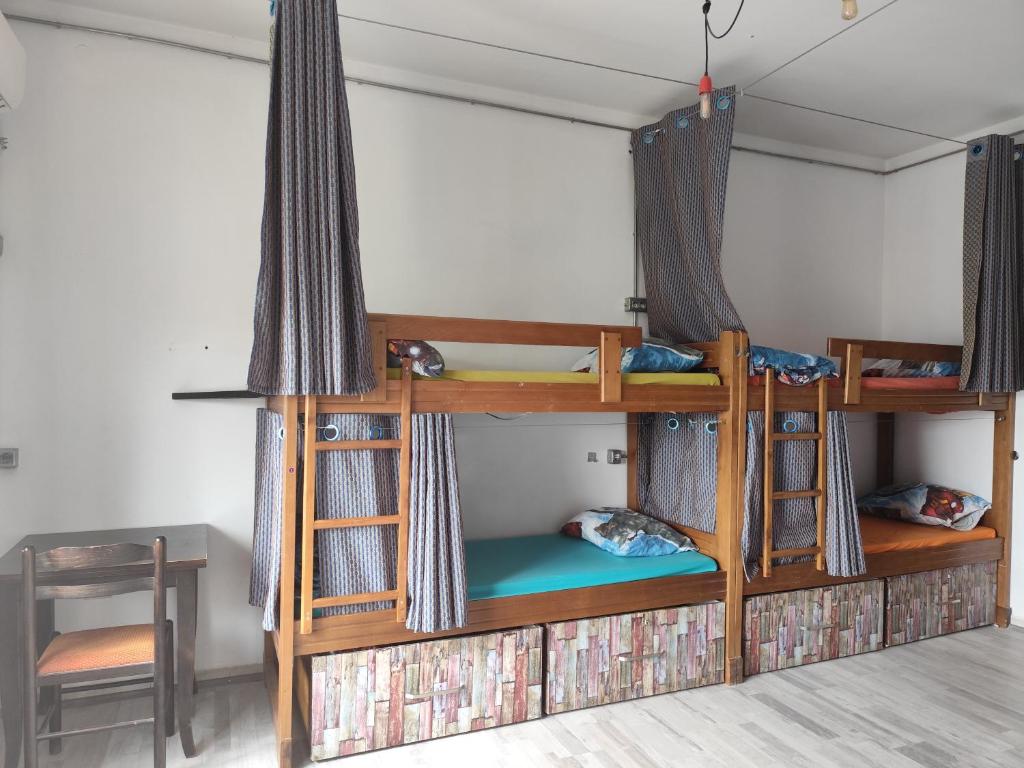 Voodi või voodid majutusasutuse Hostel Albania LoFT toas