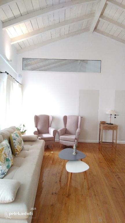 Posezení v ubytování Pelekas loft