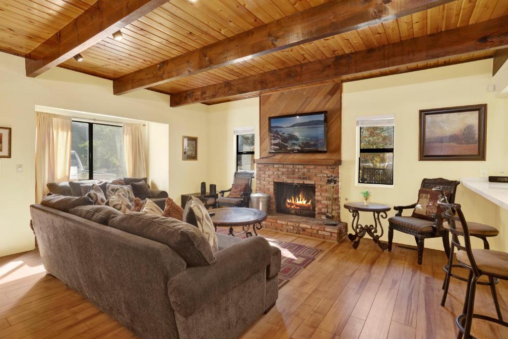 a living room with a couch and a fireplace at Buttercup Snow Summit Condo by Big Bear Vacations in Big Bear Lake