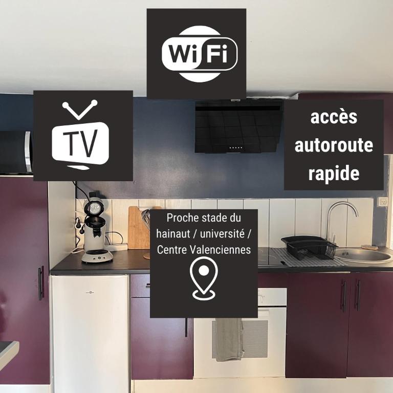 un groupe de panneaux sur un comptoir de cuisine dans l'établissement Studio Brownie, à Aulnoy