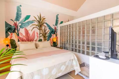 Postel nebo postele na pokoji v ubytování Tropical Groove Studio