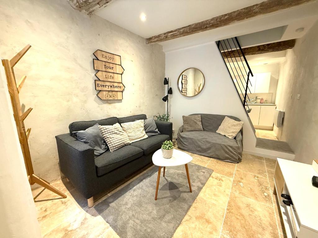 un salon avec un canapé et une table dans l'établissement Maison des berges, à Arles