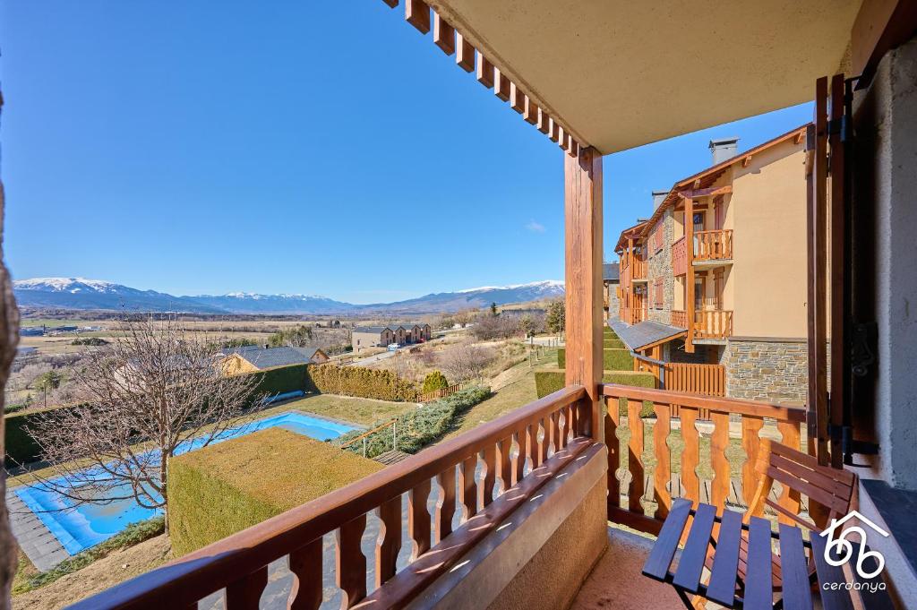 Elle comprend un balcon offrant une vue sur la piscine et les montagnes. dans l'établissement Piso con vistas Saillagouse, à Saillagouse