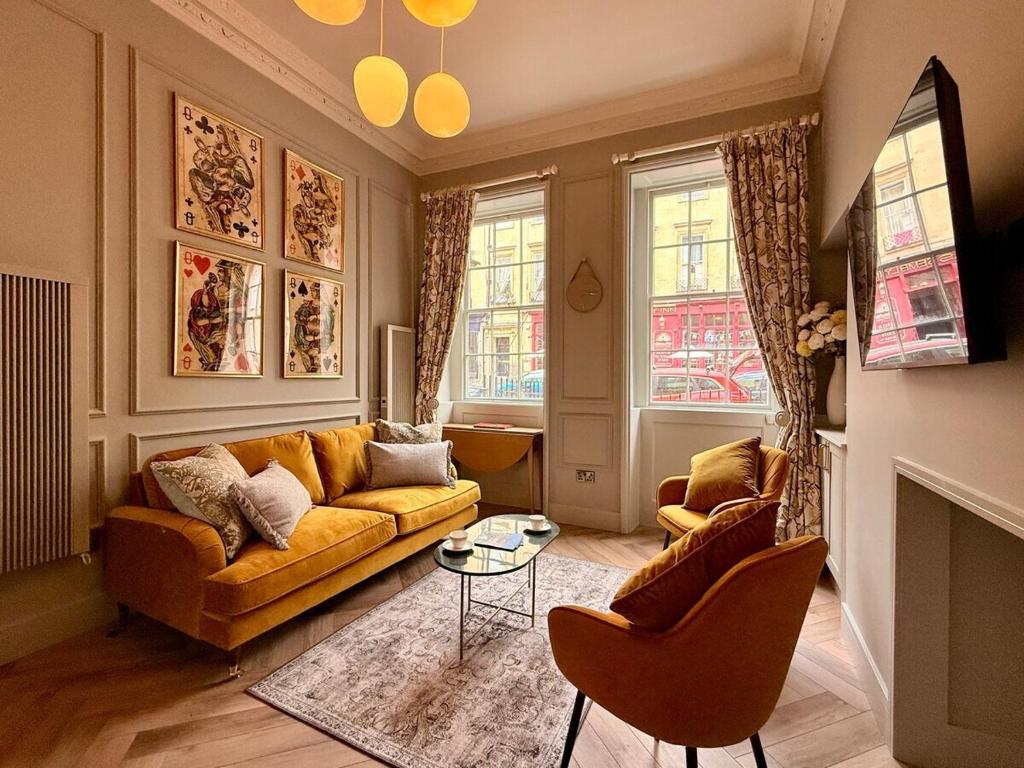 una sala de estar con un sofá y una mesa en The Georgian Ace, central two bed two bath,Bath Keys, en Bath