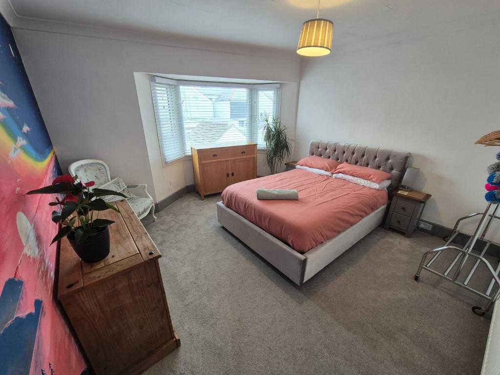 Postel nebo postele na pokoji v ubytování Hidden Gem near the beach with pool table