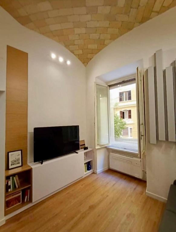 A television and/or entertainment centre at Tolli Colosseo Apartment