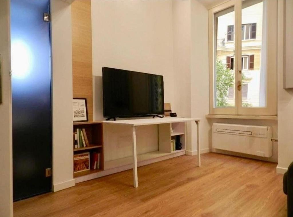 A television and/or entertainment centre at Tolli Colosseo Apartment