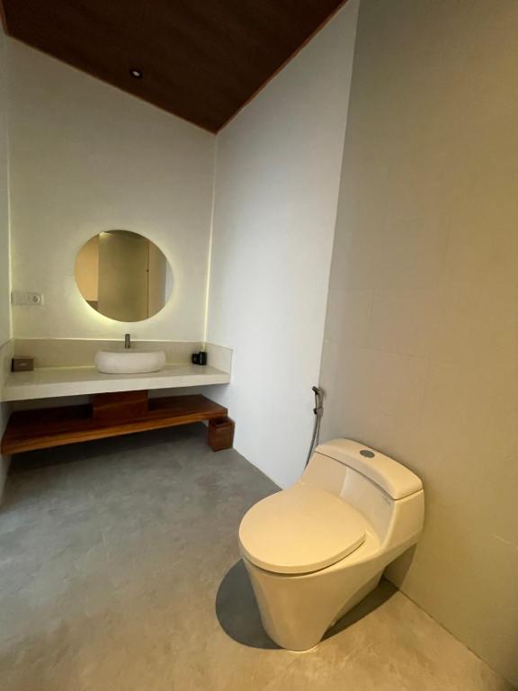 a bathroom with a toilet and a sink at Puri Gia in Mambat