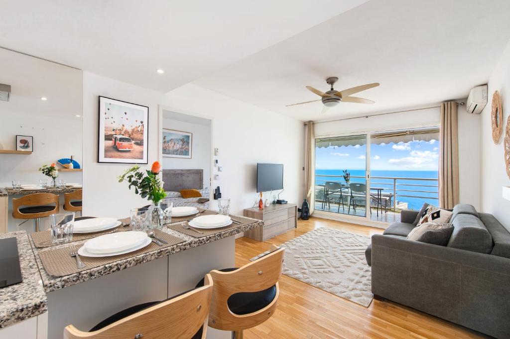 un salon avec un canapé et une table dans l'établissement VILLA FLORENTINE III - Somptueux deux pièces MONACO - Vue mer - Parking, à Beausoleil