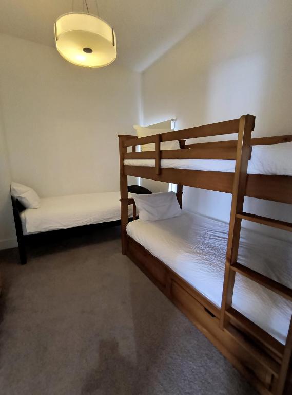 Postel nebo postele na pokoji v ubytování Fireweed Motel
