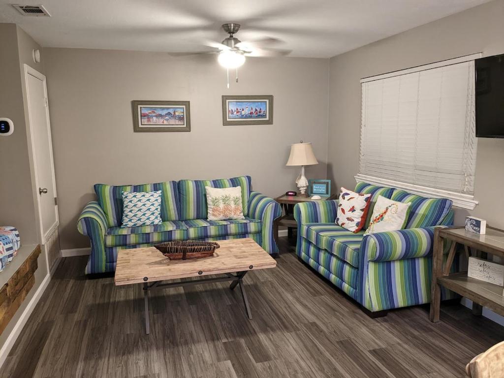 Una sala de estar con dos sofás y una mesa de café. en Rent from me in PCB, en Panama City Beach