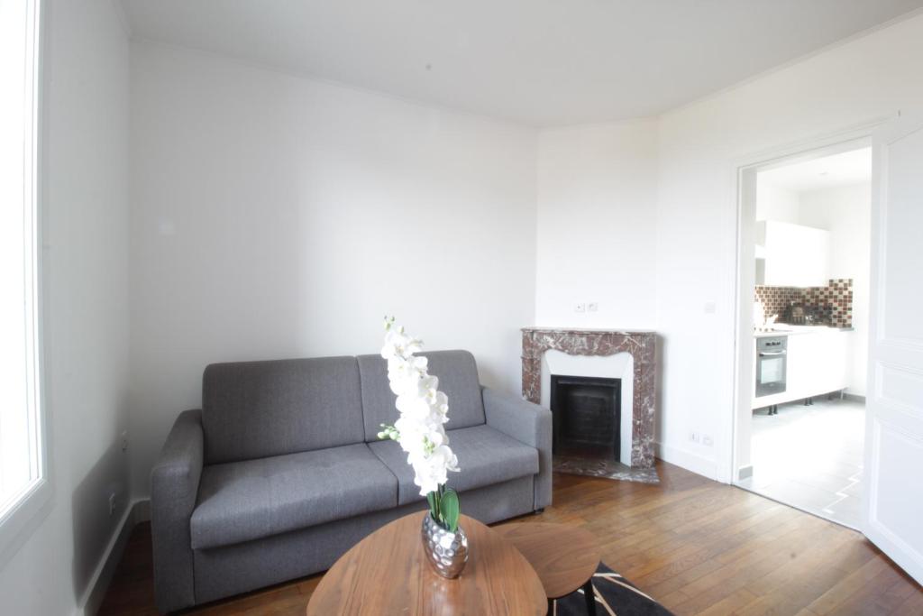 un salon avec un canapé et une table dans l'établissement La plaine de Villemoisson, à Villemoisson-sur-Orge