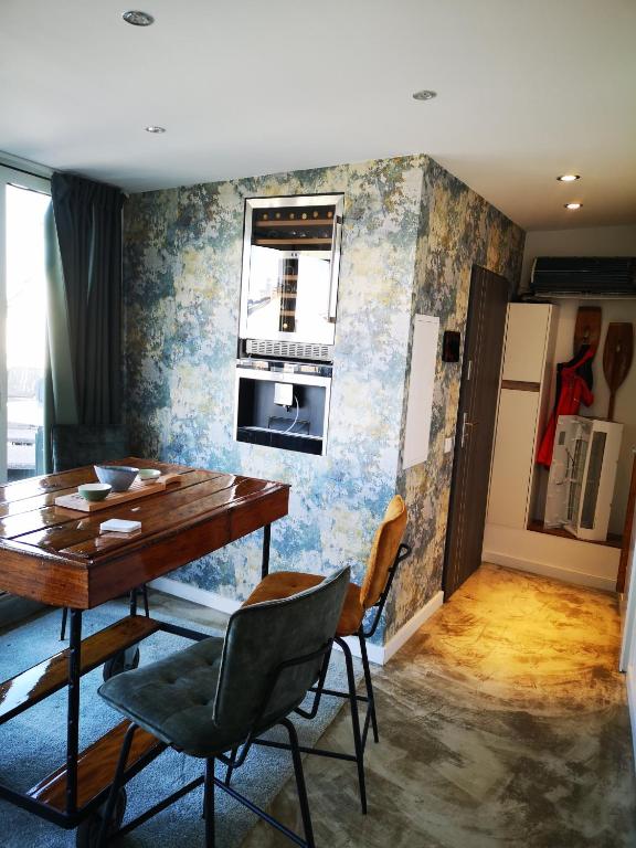 a dining room with a table and a kitchen at Ferienwohnung mit Rheinblick in Kalkar